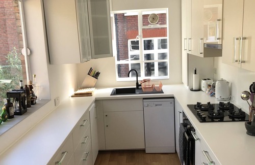 Frognal and Fitzjohns Maison | Hampstead haven - renovated standalone 2BR carriage house, off-street parking
