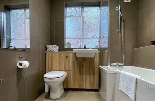 Frognal and Fitzjohns Maison | Hampstead haven - renovated standalone 2BR carriage house, off-street parking
