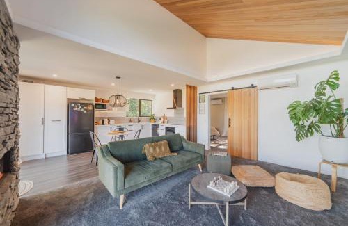 Prebbleton Maison | Hamptons Retreat - 1BR with Hot Tub and Fireplace