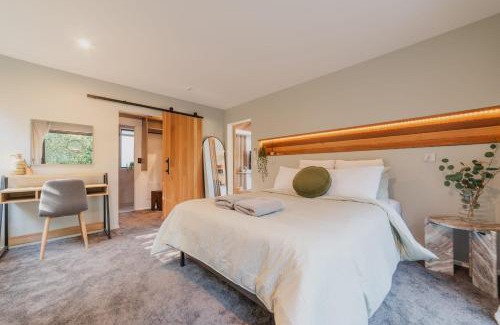 Prebbleton Maison | Hamptons Retreat - 1BR with Hot Tub and Fireplace