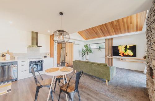 Prebbleton Maison | Hamptons Retreat - 1BR with Hot Tub and Fireplace