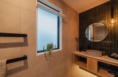 Prebbleton Maison | Hamptons Retreat - 1BR with Hot Tub and Fireplace