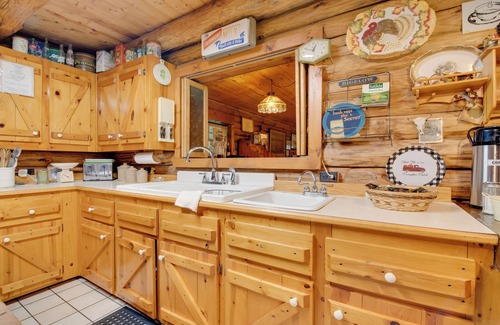 Candor Cabine | Handcrafted Log Cabin in Candor: Group Getaway!