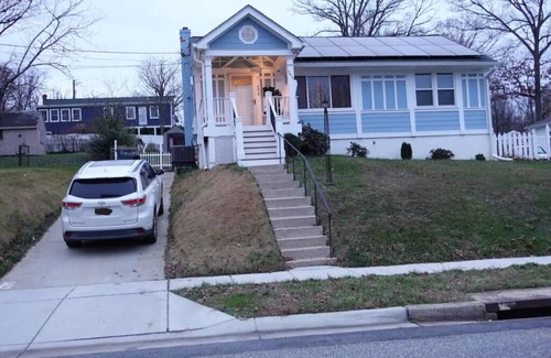 New Carrollton Maison | Handsome Home - 4 minutes close to Metro