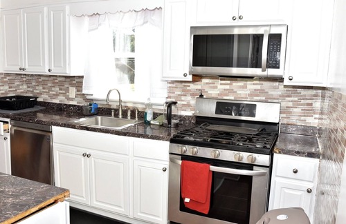 Lanham Maison | Handsome Home renovated - 4 minutes close to Metro