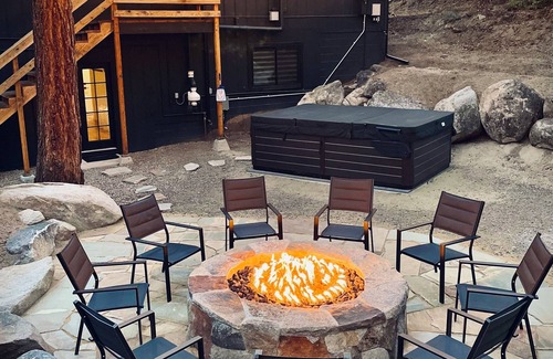 Lower Kingsbury Maison | Hangout Den, Hot Tub for 8, Firepit, Trails, Beach 1 mile, Sleeps 10