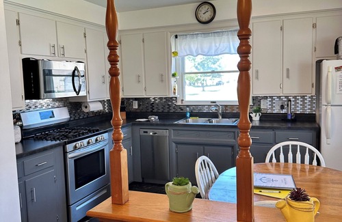 Conneaut Maison | Hanks Harbor, 1/4 mile from Marina and Beach