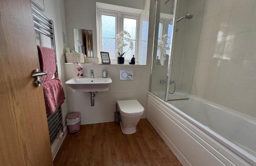 Swindon Maison | Hanwell House SN25 Long Stays Sleep 5 Free Parking