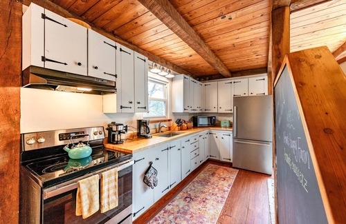 Arrington Autre | Happy Farm with Views & Hot Tub!