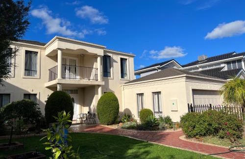 Taylors Lakes Maison | Happy Post - New