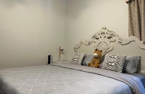 Taylors Lakes Maison | Happy Post - New