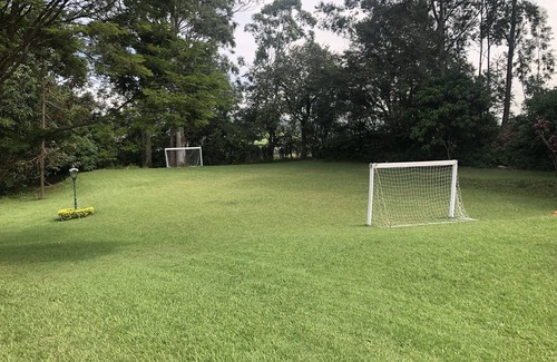 Itu Maison | Haras avec zone de loisirs généreuse, animaux de la ferme et infrastructure complète.