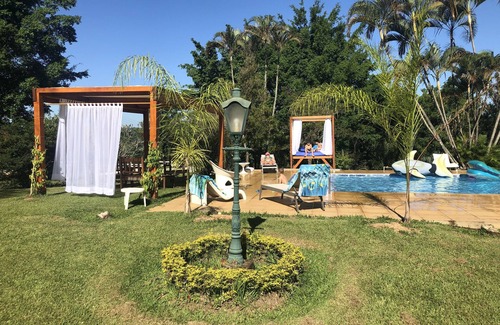 Itu Maison | Haras avec zone de loisirs généreuse, animaux de la ferme et infrastructure complète.