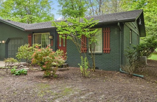 Harbert Cottage | HARBOR COUNTRY: Minutes from Warren Dunes State Park and downtown Sawyer