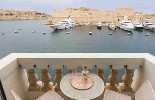 Senglea Appartement | Harbour view 2 bedroom apartment overlooking harbour