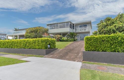 Maraetai Maison | Harbour View - Maraetai Holiday Home