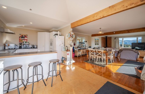 Akaroa Maison | Harbour Views - Akaroa Holiday Home