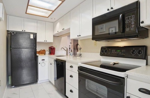Shelter Cove Villa | Harbourside | Steps to Shops, Dining & Marina