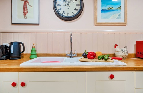 Bampton Maison | Harebell House - sleeps 4 guests in 2 bedrooms