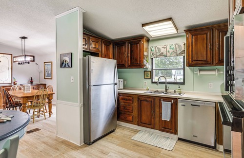 Harkers Island Maison | Harkers Island Getaway w/ Deck: Near Cape Lookout!