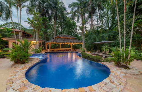 Jaco Maison | Harmon immobilière 6Bdrs, piscine privée, jacuzzi, bar de la piscine