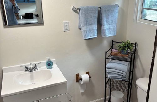 Cross Creek Cabine | Harmons Landing charming 2 bedroom cabin Cross Creek