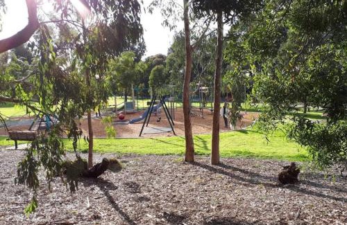 Kew Appartement | Harp Haven - Contemporary in Suburban Tree lined Kew