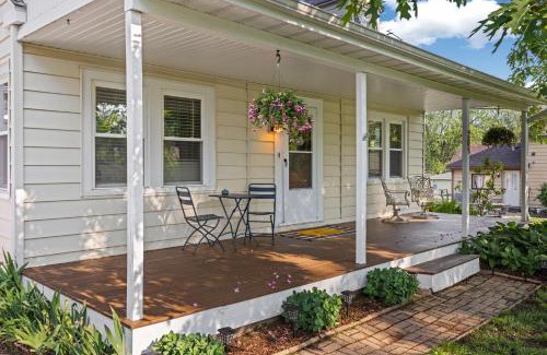 Winnebago Maison | Harvest Haven- Cozy Downtown Winnebago Retreat