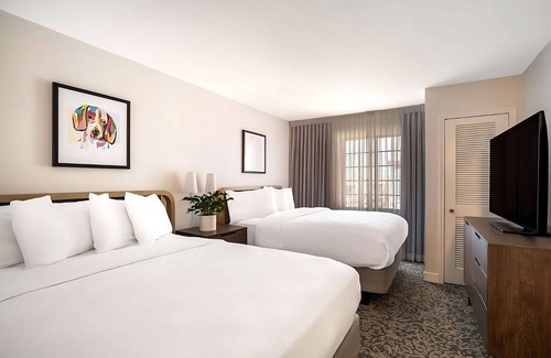 Acres Green Hôtel | Hassle-free Stay! w/ Outdoor Pool, Free Breakfast, Unit w/ Full Kitchen!