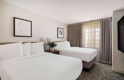 Acres Green Hôtel | Hassle-free Stay! w/ Outdoor Pool, Free Breakfast, Unit w/ Full Kitchen!