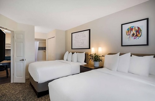 Acres Green Hôtel | Hassle-free Stay! w/ Outdoor Pool, Free Breakfast, Unit w/ Full Kitchen!