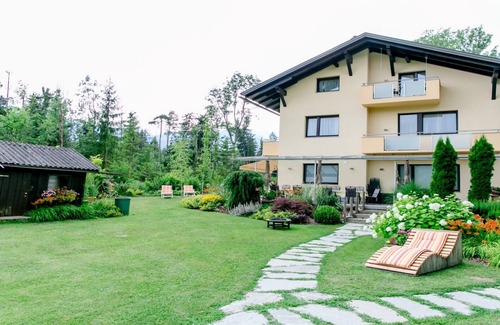Finkenstein am Faaker See Appartement | Haus am Wald * Appartement avec piscine * Pelouse * Adapté aux enfants * Plage *