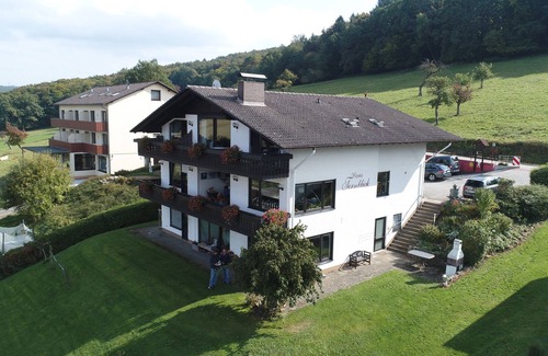 Bad Konig Appartement | Haus Fernblick *** Bad König, situation calme, la nature, les thermes, un spa, une connexion Wi-Fi, TV LCD