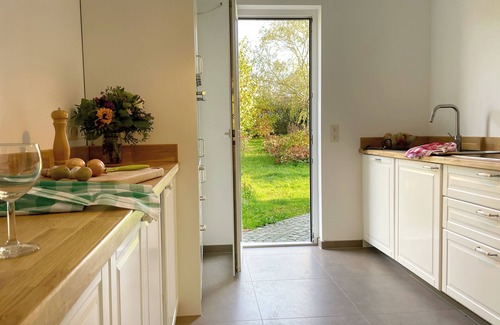 Am Salzhaff Maison | "Haus Landgang" for nature lovers, close to the beach, quiet, with a large garden
