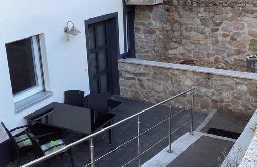 Grißheim Appartement | Haus-Meta, bright basement apartment with patio and terrace, child-friendly