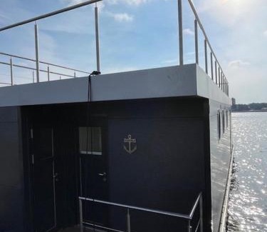 Luebeck Maison | Hausboot Aurora Lübeck mit großem Sonnendeck