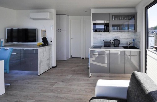 Ribnitz-Damgarten Location De Bateaux | Hausboot Floating House Leni in Ribnitz-Damgarten