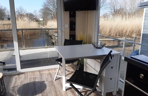 Havelsee Maison | Hausboot, schwimmendes Ferienhaus im Havelbogen, Haus auf dem Wasser