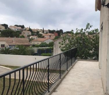 Carnoux-en-Provence Appartement | Haut de maison entièrement rénové avec garage