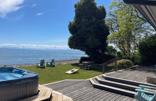 Roberts Creek Maison | «Haven» vous attend avec le meilleur de tout à ce chalet en front de mer.