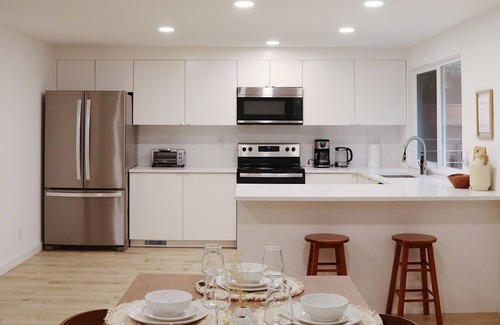 Oatfield Maison | Haven Guesthouse in Milwaukie - 2 Bedroom & 2 Bathroom with Fenced Backyard