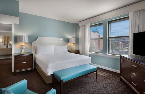 Central West End Hôtel | Haven of Relaxation! Pets Allowed! With Parking, Pool, and Cinema!