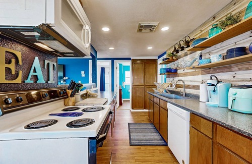 Surfside Beach Maison | Haven | Steps to Beach | Large Deck | Pet Friendly