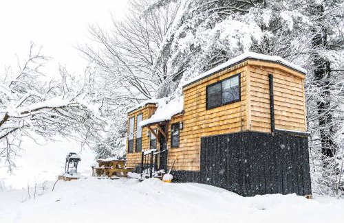 Johnson Maison | Haven Tiny House w hot tub on river near Stowe