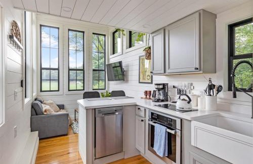 Johnson Maison | Haven Tiny House w hot tub on river near Stowe