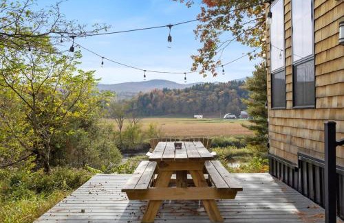Johnson Maison | Haven Tiny House w hot tub on river near Stowe