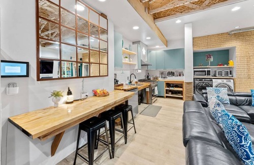 Stockton Hôtel | Hawaiian Loft w/ Vinyl Player. Speakeasy included