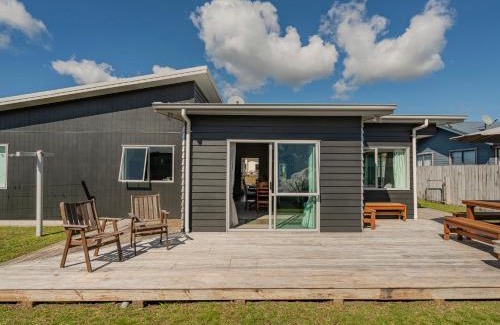 Cooks Beach Maison | Hawk Hill Getaway - Cooks Beach Holiday Home
