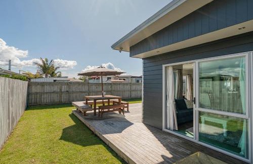 Cooks Beach Maison | Hawk Hill Getaway - Cooks Beach Holiday Home