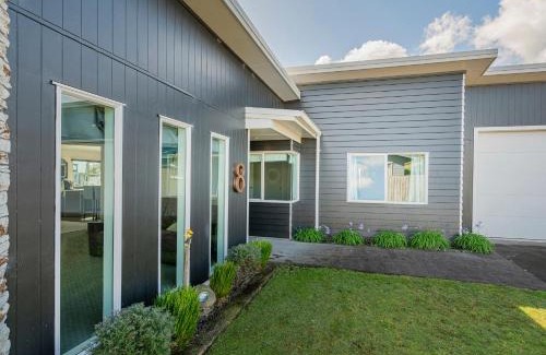 Cooks Beach Maison | Hawk Hill Getaway - Cooks Beach Holiday Home